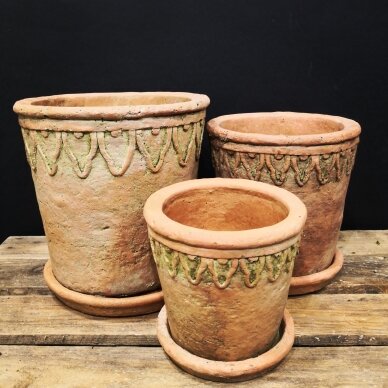 Sendinti keramikiniai vazonai su lėkštutėmis